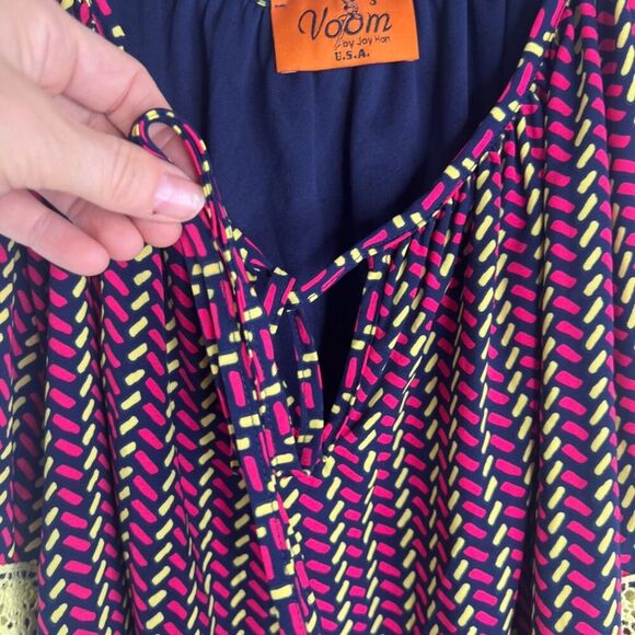 Voom by Joy Han Geometric Cold Shoulder Vneck Bell Embroidered Sleeve Top Sz SM - Picture 6 of 9